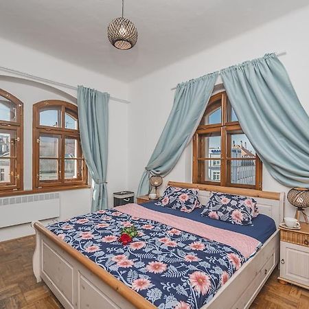 Carolina'S Romantic Apartment ฮราเดตสคราโลเว ภายนอก รูปภาพ