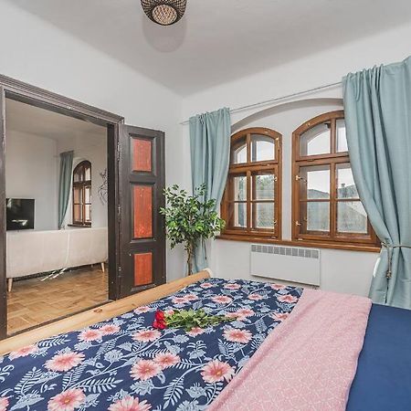 Carolina'S Romantic Apartment ฮราเดตสคราโลเว ภายนอก รูปภาพ