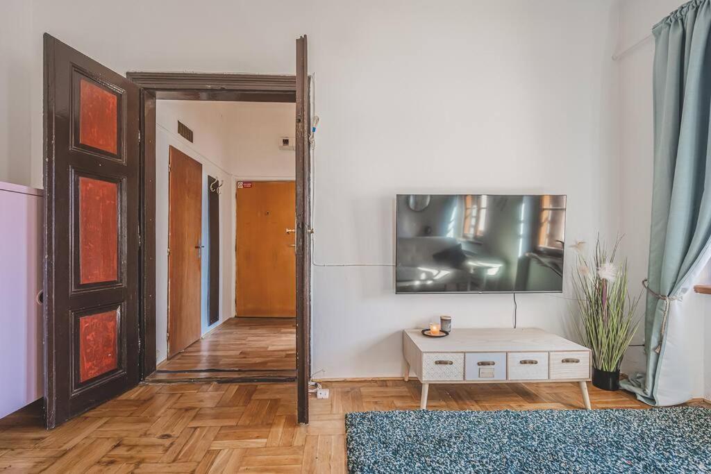 Carolina'S Romantic Apartment ฮราเดตสคราโลเว ภายนอก รูปภาพ