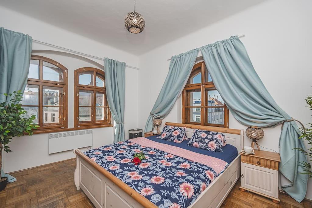 Carolina'S Romantic Apartment ฮราเดตสคราโลเว ภายนอก รูปภาพ