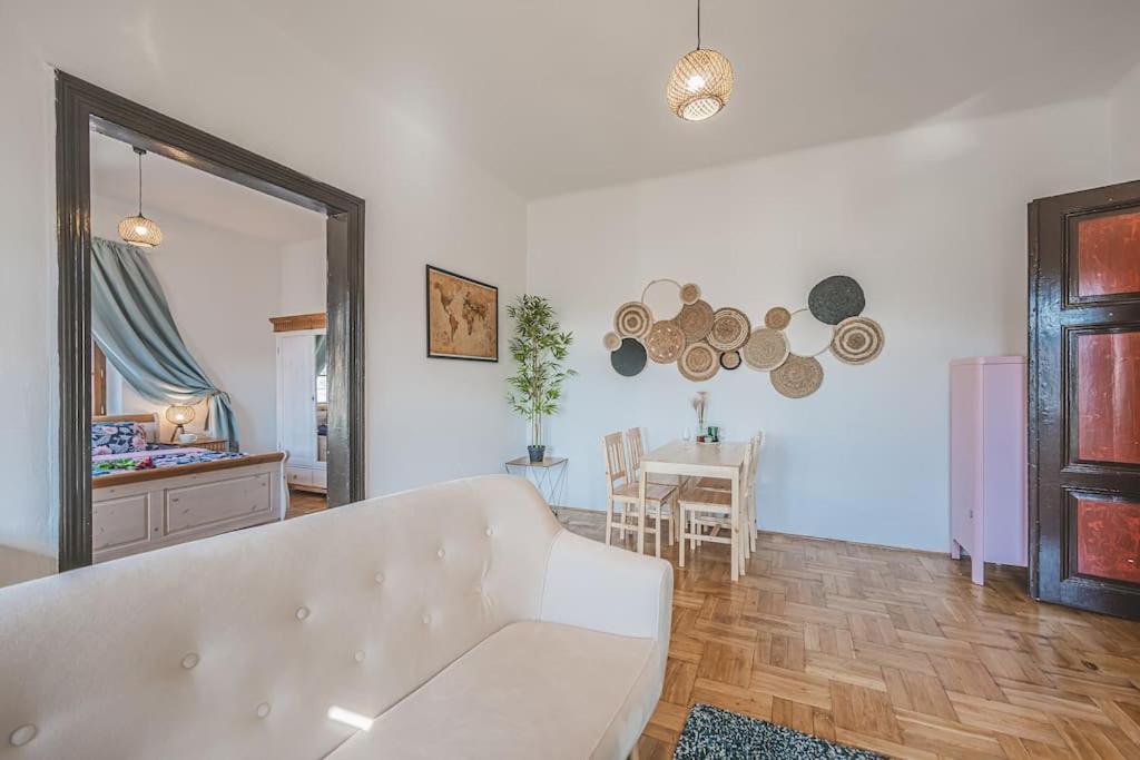 Carolina'S Romantic Apartment ฮราเดตสคราโลเว ภายนอก รูปภาพ