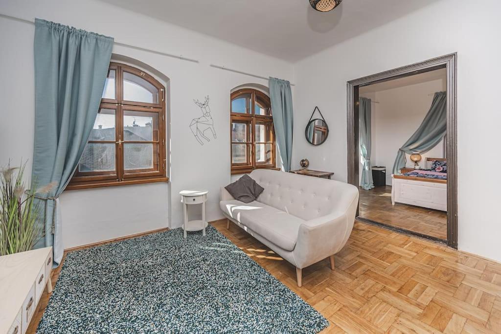 Carolina'S Romantic Apartment ฮราเดตสคราโลเว ภายนอก รูปภาพ