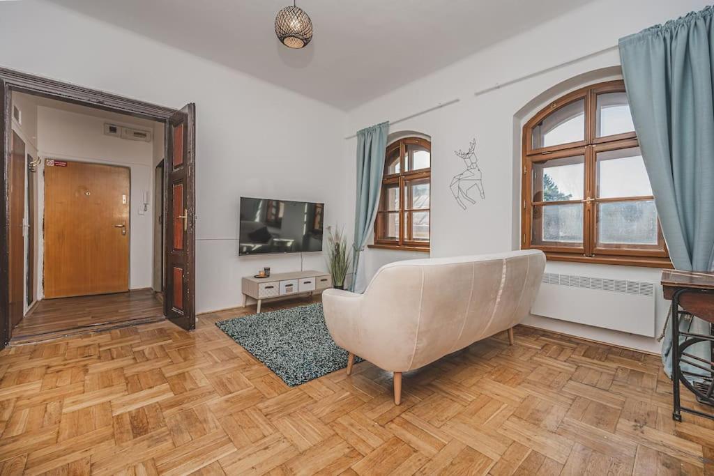 Carolina'S Romantic Apartment ฮราเดตสคราโลเว ภายนอก รูปภาพ