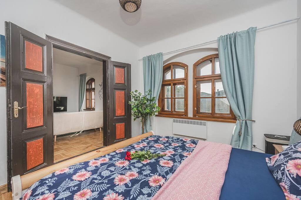 Carolina'S Romantic Apartment ฮราเดตสคราโลเว ภายนอก รูปภาพ
