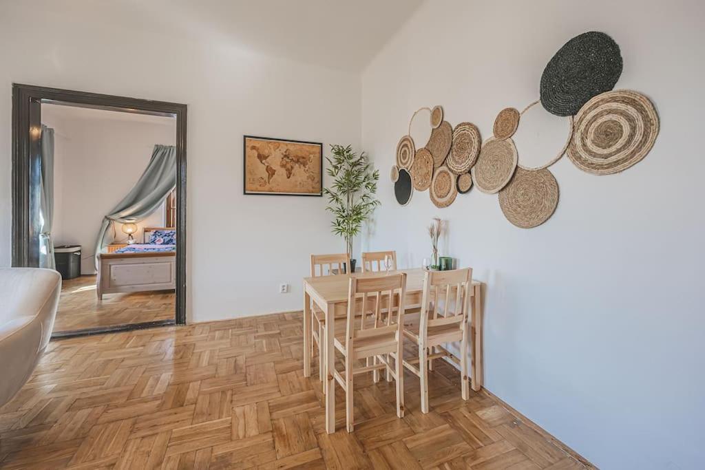Carolina'S Romantic Apartment ฮราเดตสคราโลเว ภายนอก รูปภาพ