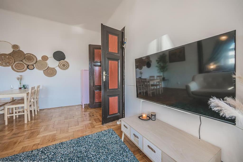 Carolina'S Romantic Apartment ฮราเดตสคราโลเว ภายนอก รูปภาพ