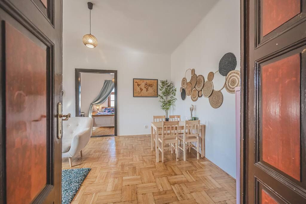 Carolina'S Romantic Apartment ฮราเดตสคราโลเว ภายนอก รูปภาพ
