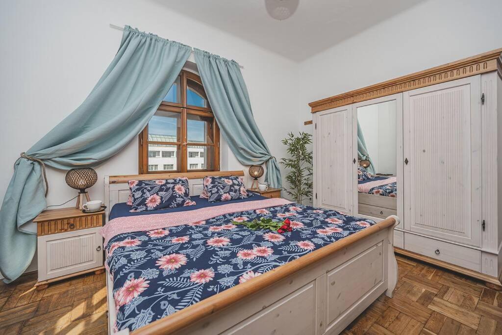 Carolina'S Romantic Apartment ฮราเดตสคราโลเว ภายนอก รูปภาพ